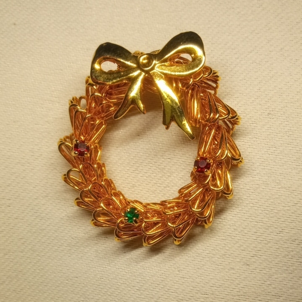 Bright Gold Tone Wreath Brooch with Gem Accents